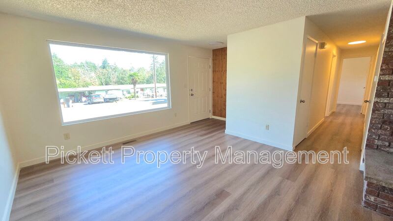 6237 Sunset Ave. NE – photo 3