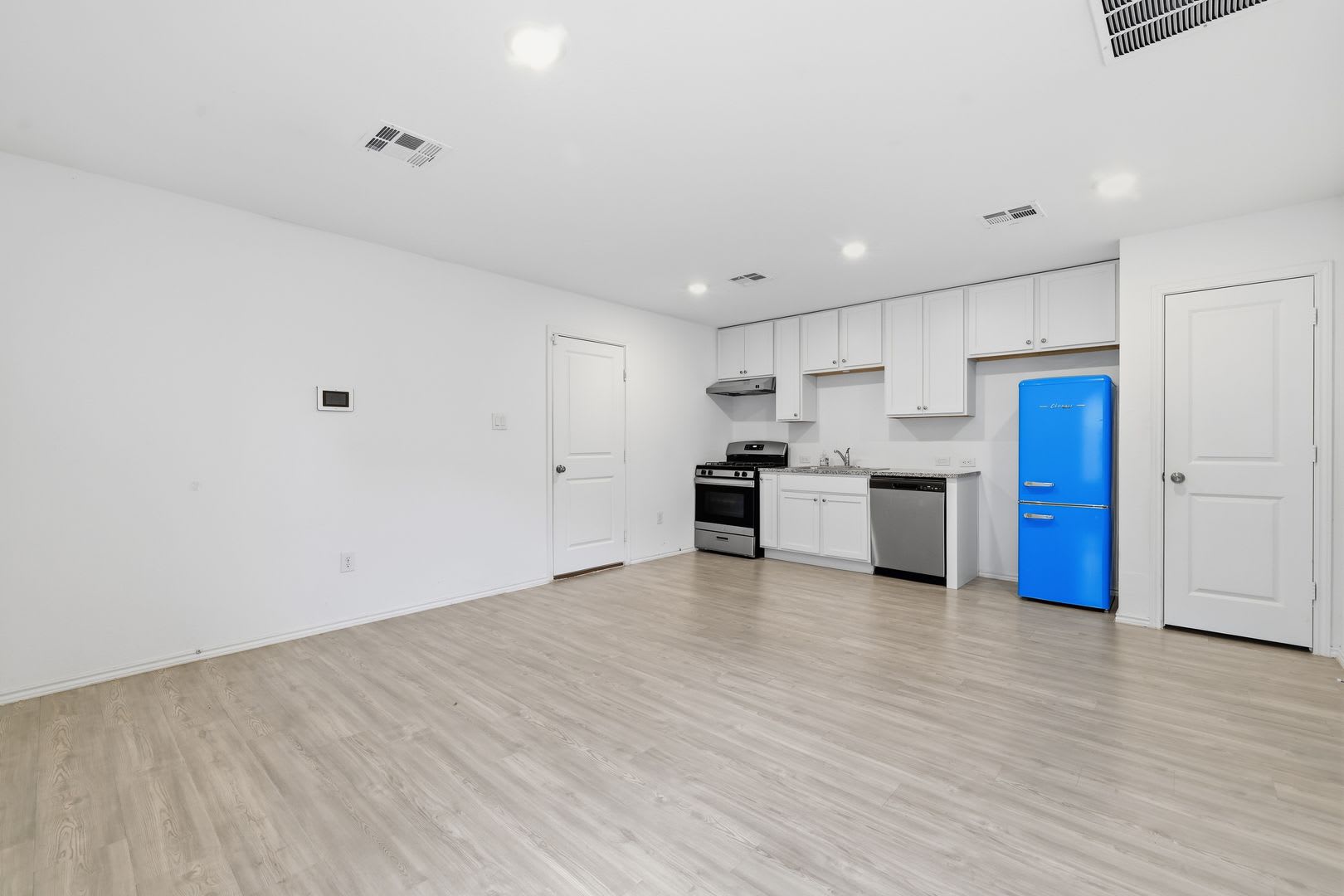 Move-In Ready Home with Modern Features in Medina Landing Subdivision – photo 4