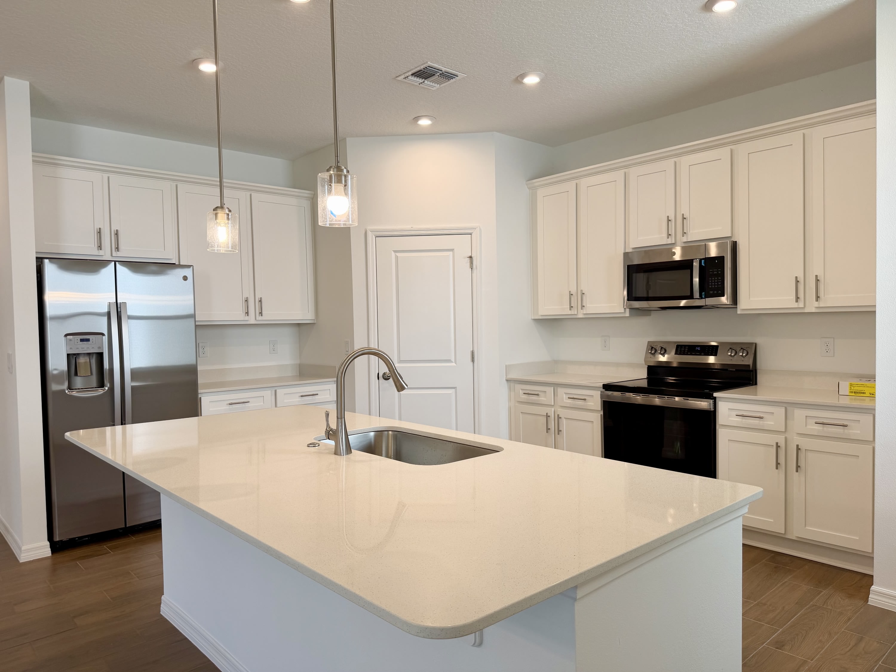 826 Castleford Avenue Northeast – photo 2