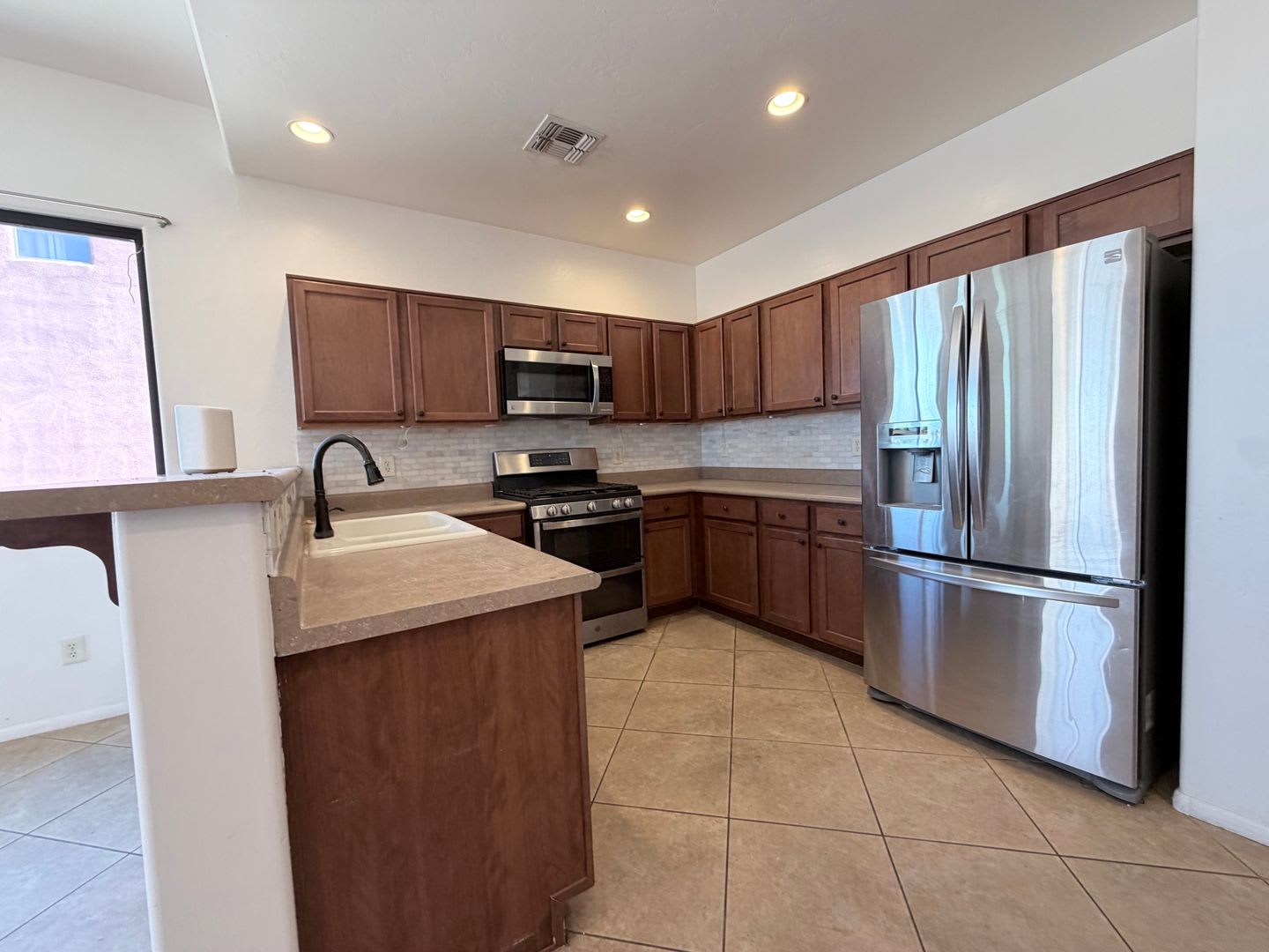 3BR/3BA/2CG 1830 sq. ft. rental in Sierra Vista, AZ – photo 4