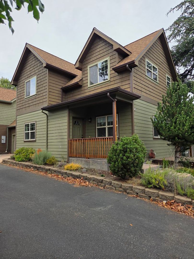 Three Bedroom/2.5 Bath Duplex – photo 1
