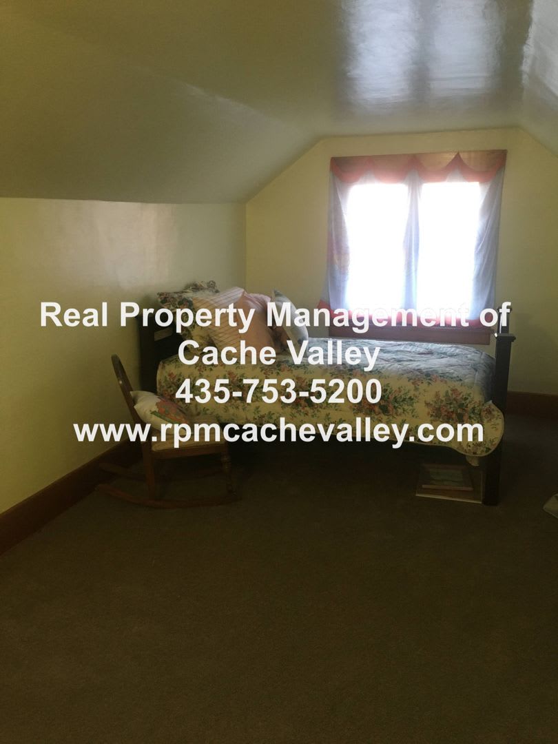 Charming 4 bedroom house. Available in September! pet friendly! – photo 2