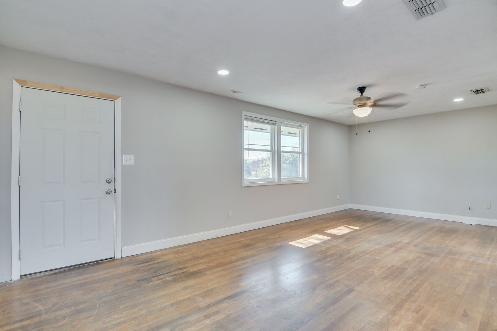 Charming 3-Bedroom, 2-Bath Home on a Corner Lot with Spacious Backyard – photo 5