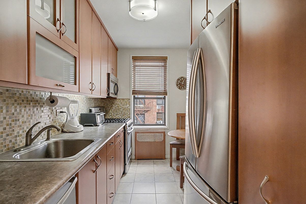 1577 E 17Th St Apt 6M – photo 4
