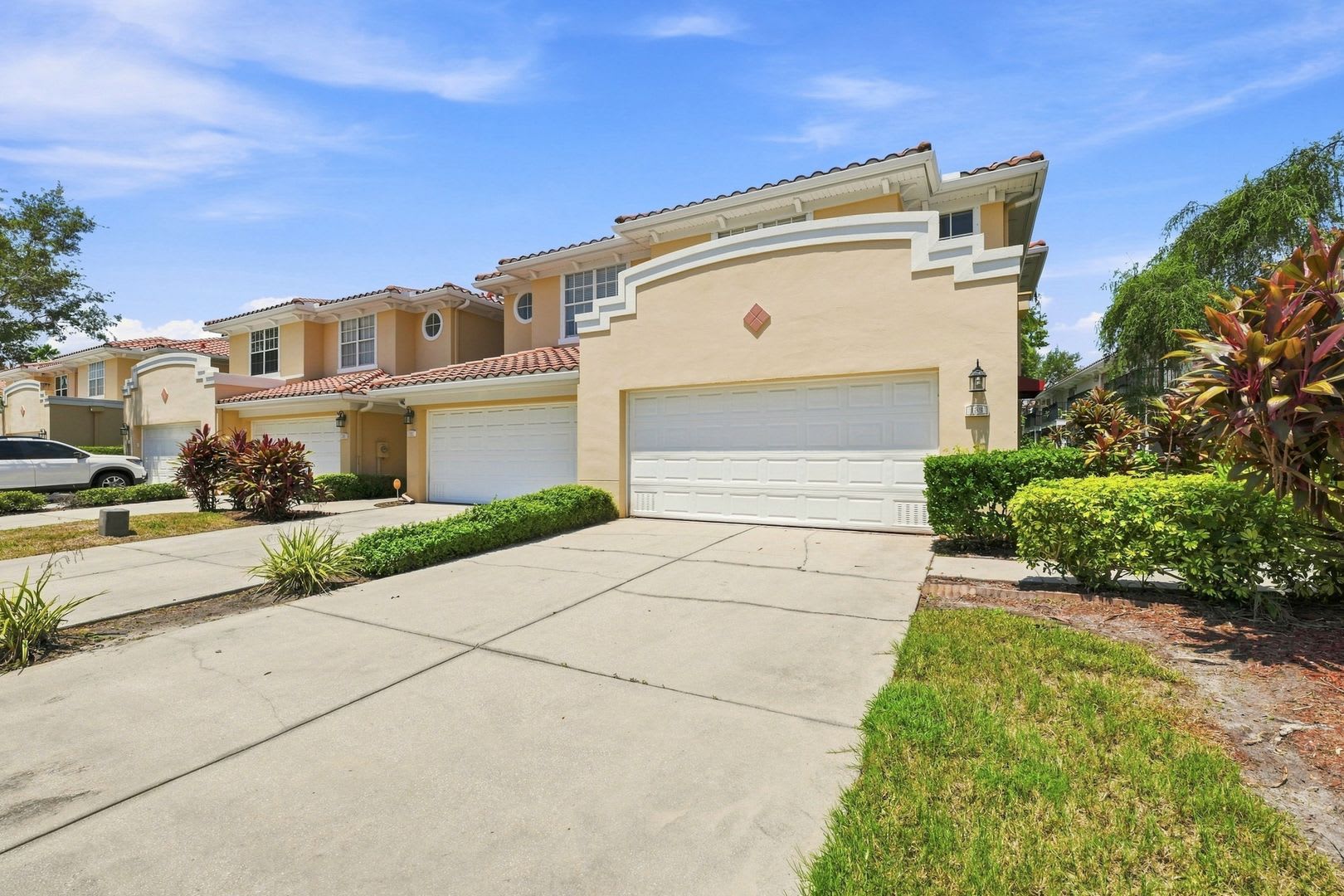 ST. PETE CORNER-UNIT TOWNHOME WITH POND VIEWS! – photo 2