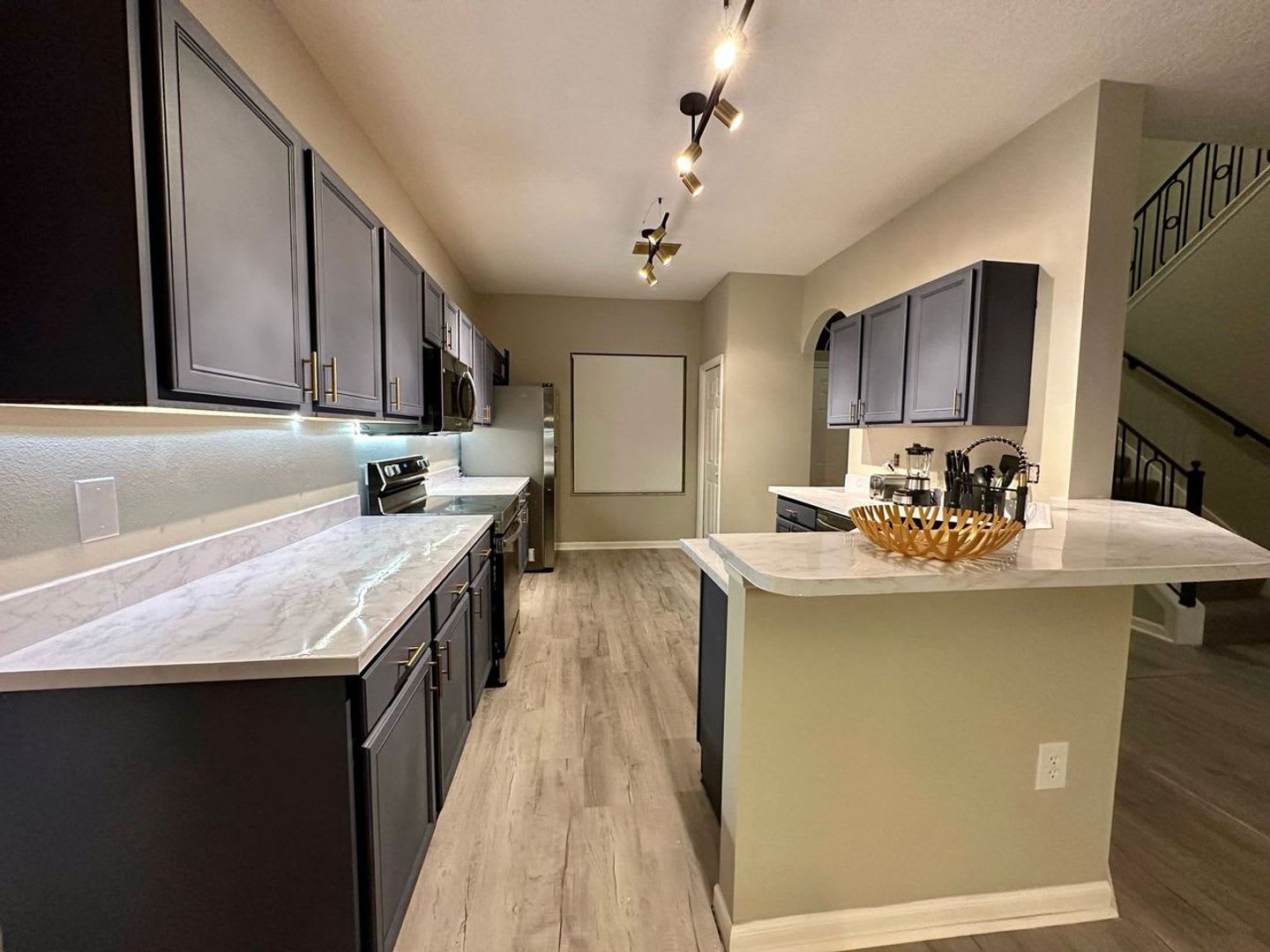 Pool & Lawn Care Included! Furniture Optional! Pet Friendly! – photo 4