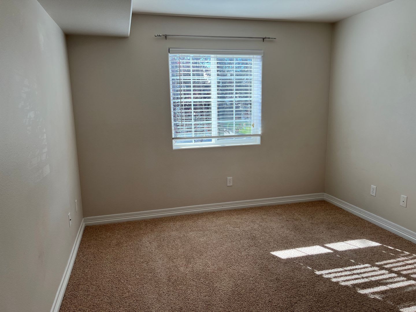 5 BEDROOM, 4 BATHROOM TOWNHOUSE WITH 2 CAR DETACHED GARAGE – photo 5