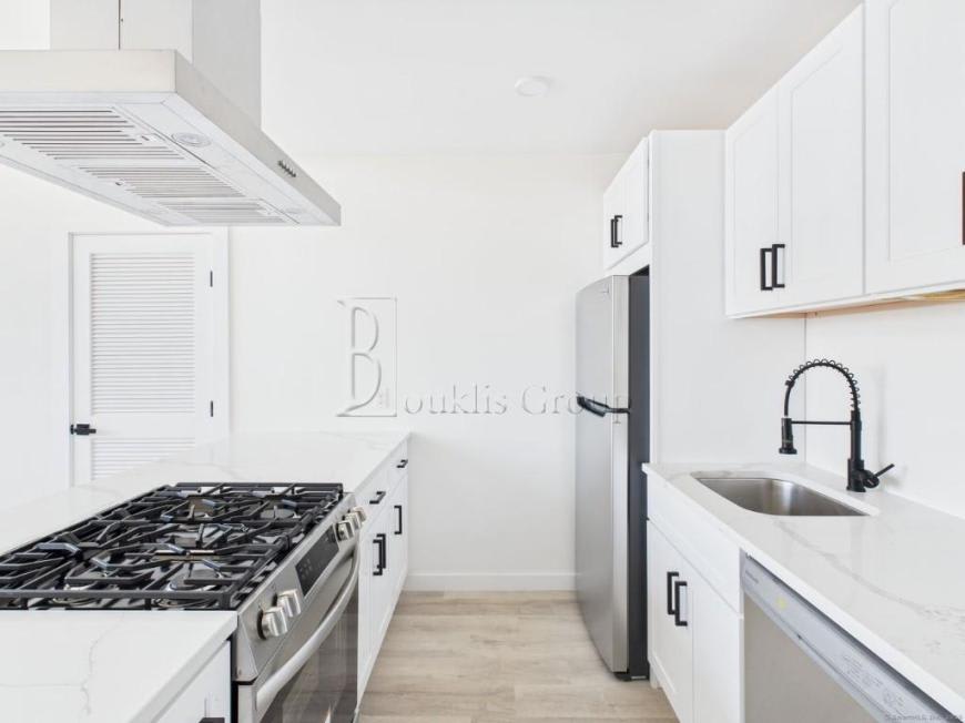165 Richards Street – photo 1