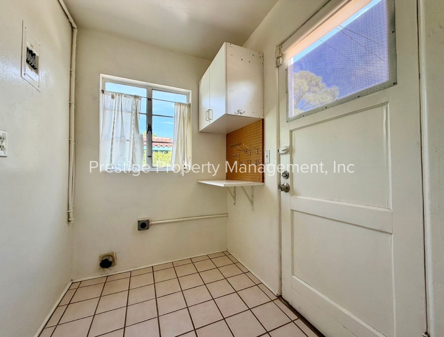 Spacious With Vintage Charm- 2/1 Centrally Located and Waiting For You! – photo 5