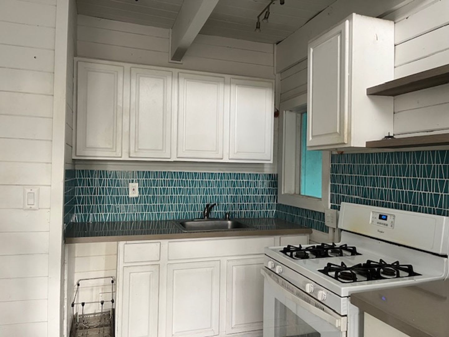 2 Bedroom / 1 Bath with loft and Ocean Views in Downtown Kona! – photo 2