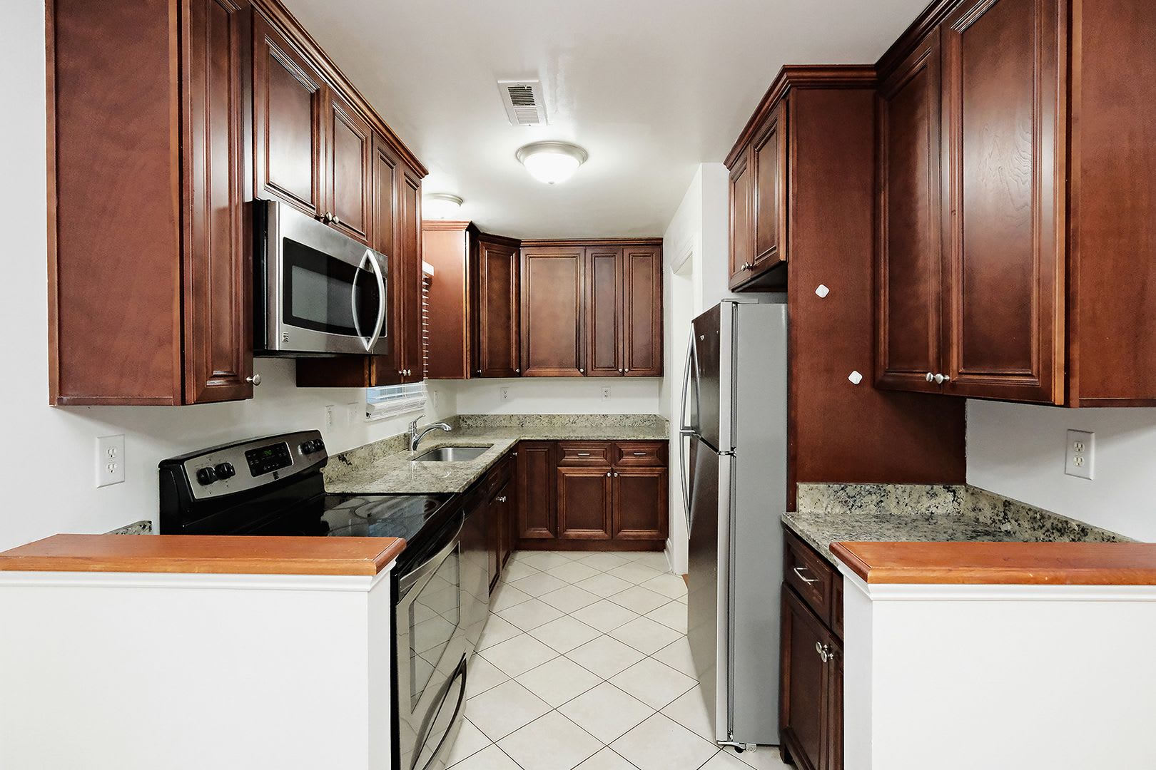 Pet-Friendly 3BR Duplex Near 5th Street Station, Downtown, & UVA – photo 5