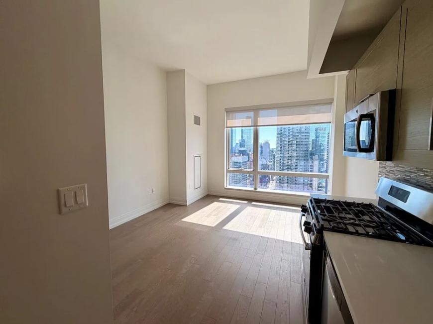 551 10th Ave. – photo 2