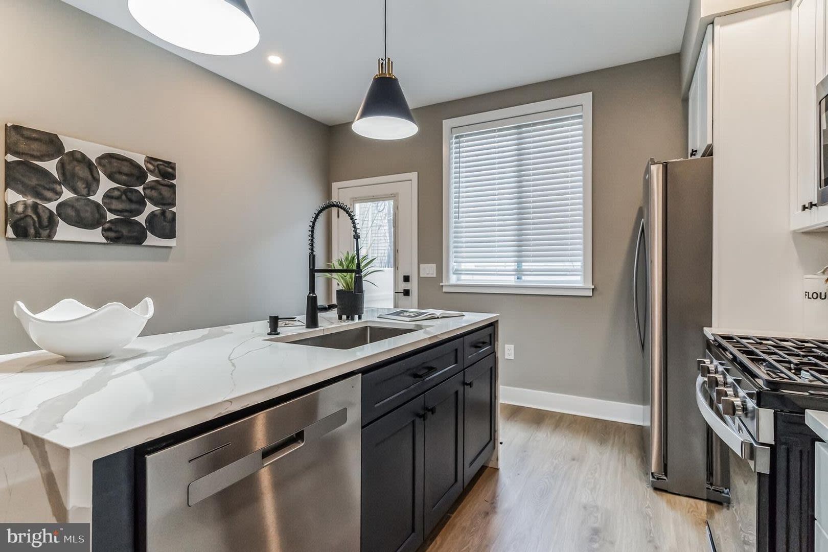 Huge 4 bed 3 bath home in point breeze. MODERN, PATIO, ROOF DECK SEPTEMBER 15 – photo 5