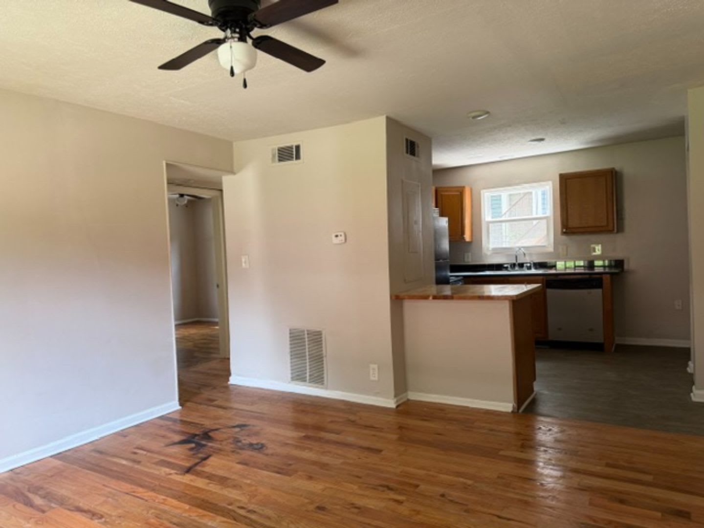 Room in 2 Bedroom Home in West End – photo 2