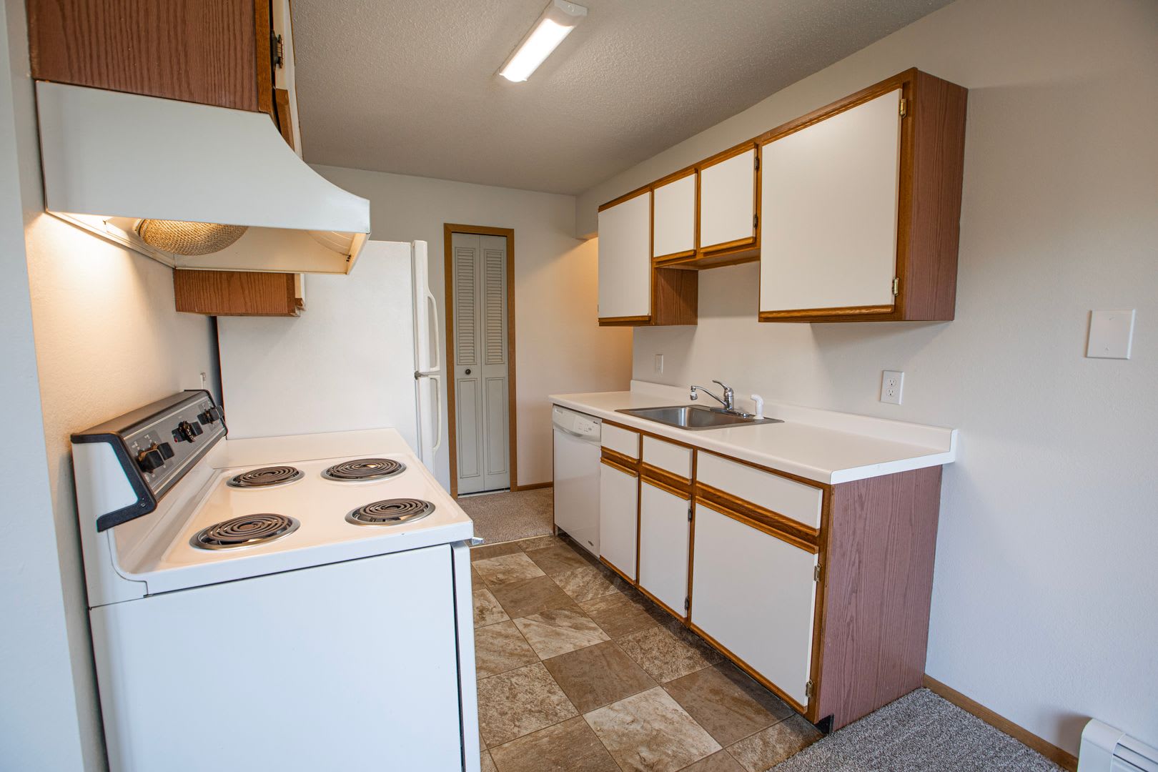 2 Bedroom available at Woodridge Apartments in Northfield – photo 3
