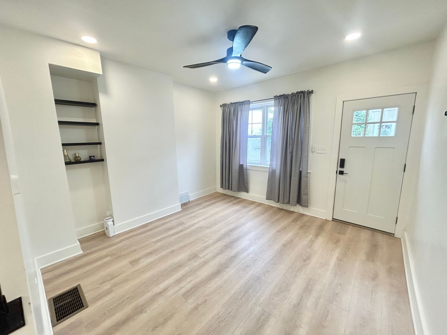 Updated 2-Bedroom Fishtown Townhome with Central Air – photo 2