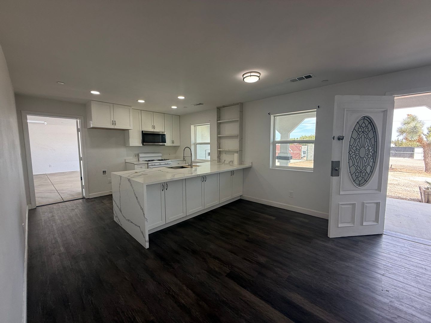 Oak Hills 3 Bedrooms 2 Bathrooms 2 Years New Solar Panels – photo 2