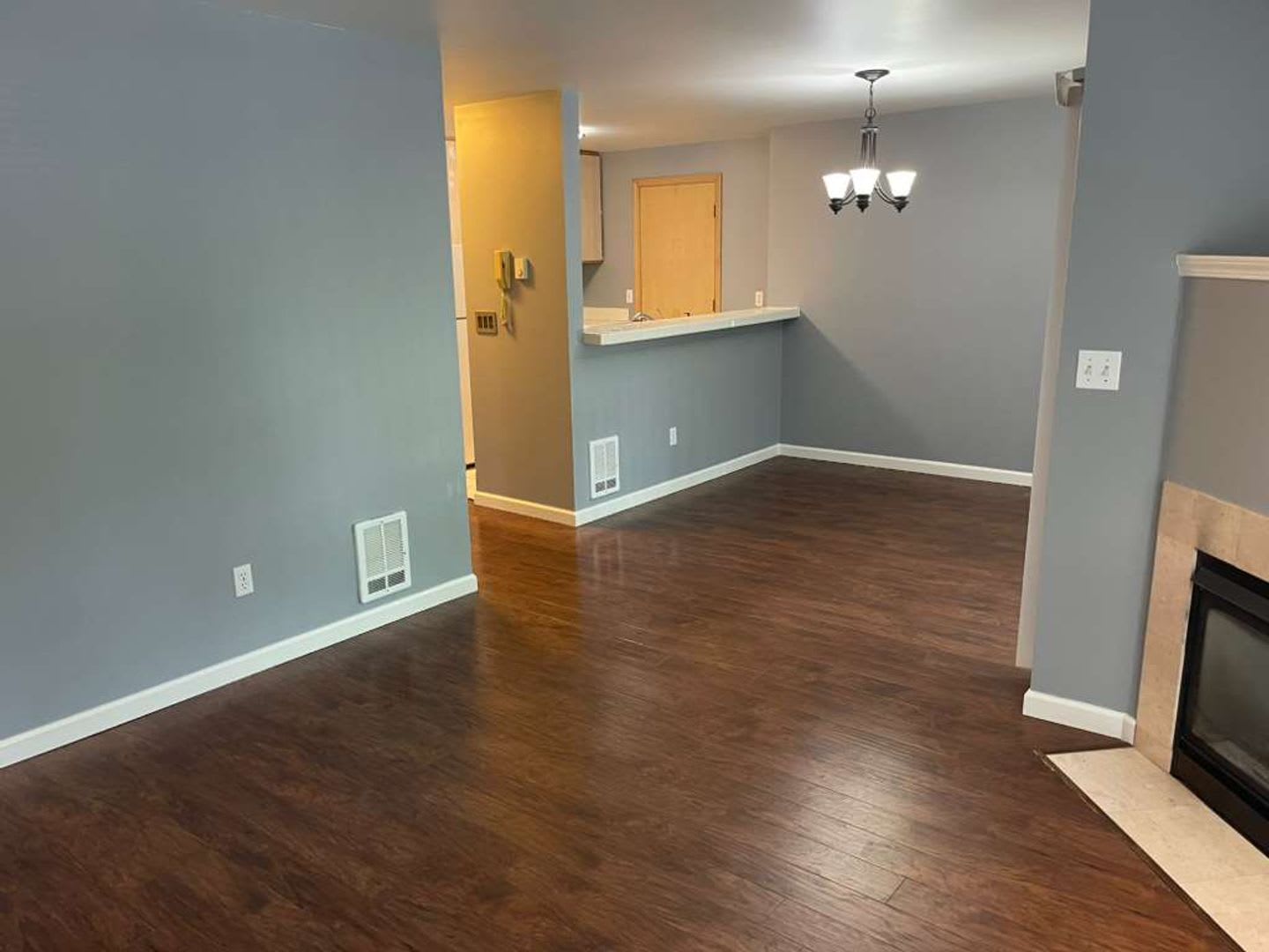 Bright Top-Floor Condo in Maple Leaf – photo 3