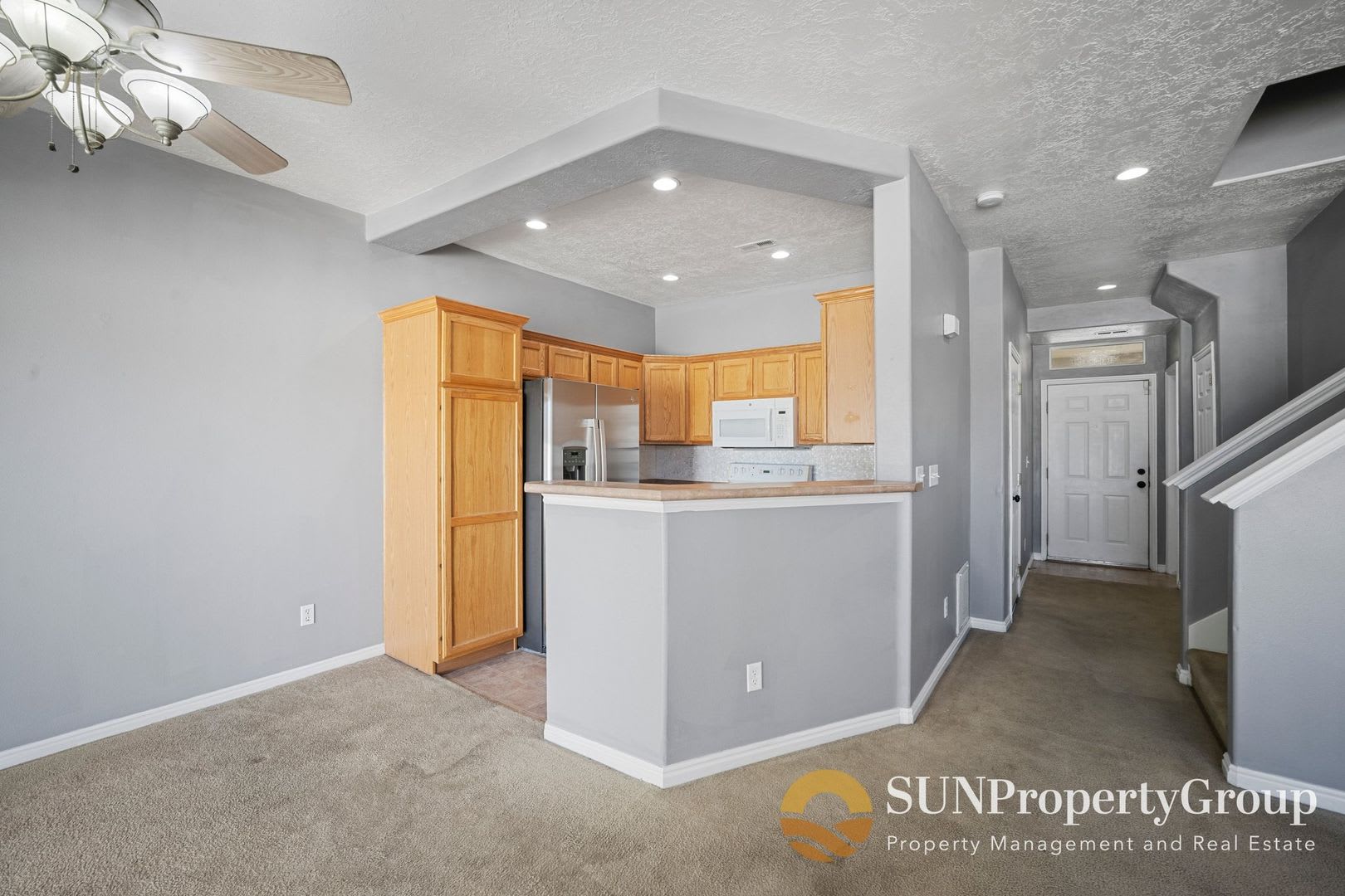 Beautiful Townhome in Excellent West Valley Area – photo 3