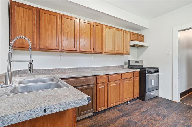 710 Catharine St – photo 4