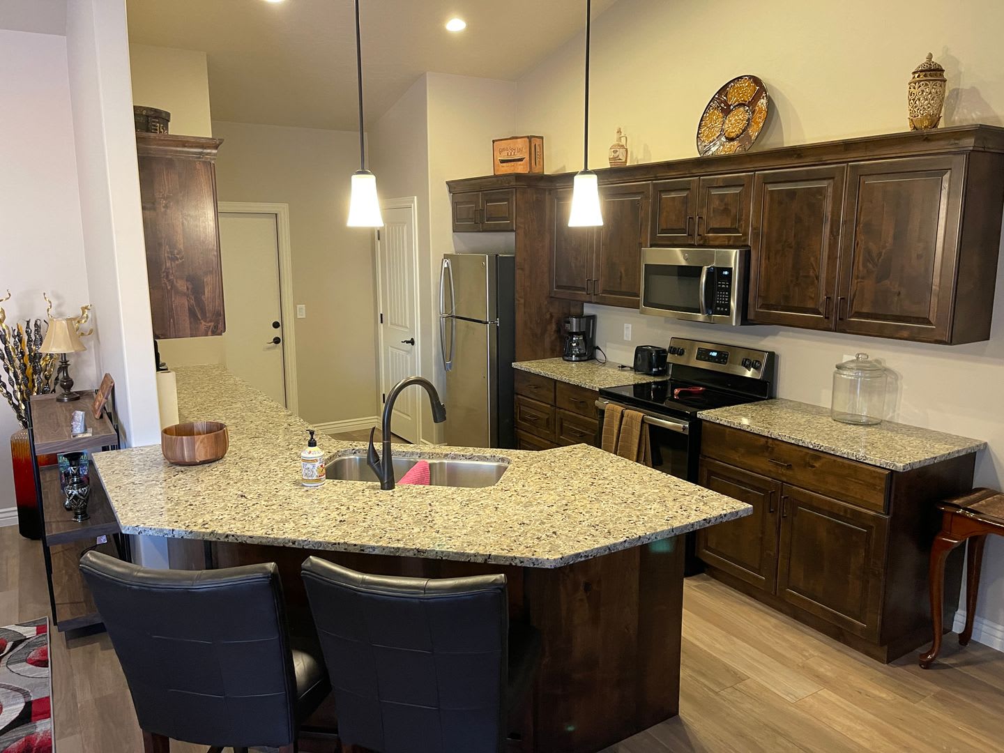 Available Now! 3 bed fully furnished home for rent in Ivin 3,6,9,12 month lease – photo 4