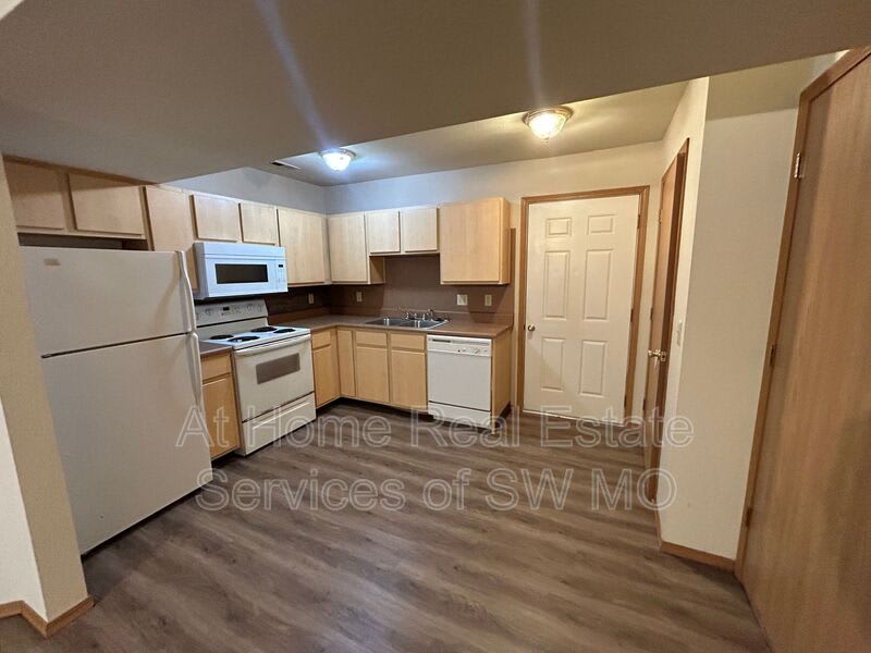 1408 W Frosty – photo 3