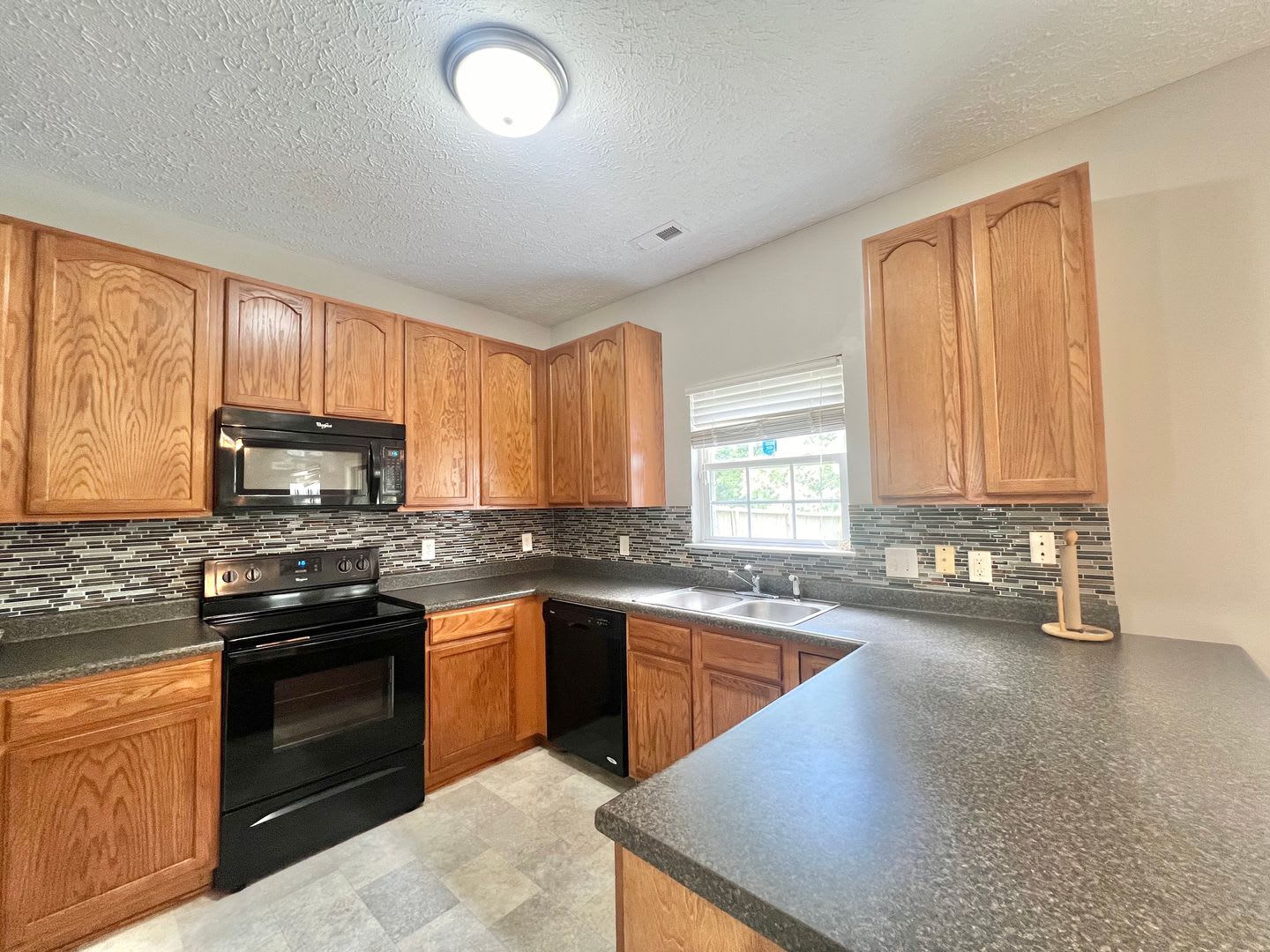 Offering Refundable Application Fees Charming 4Bd 2 5Ba Durham Home With A Bonus Sun Room Fenced In Yard Only 10 Minutes Away From Downtown Durham – photo 5