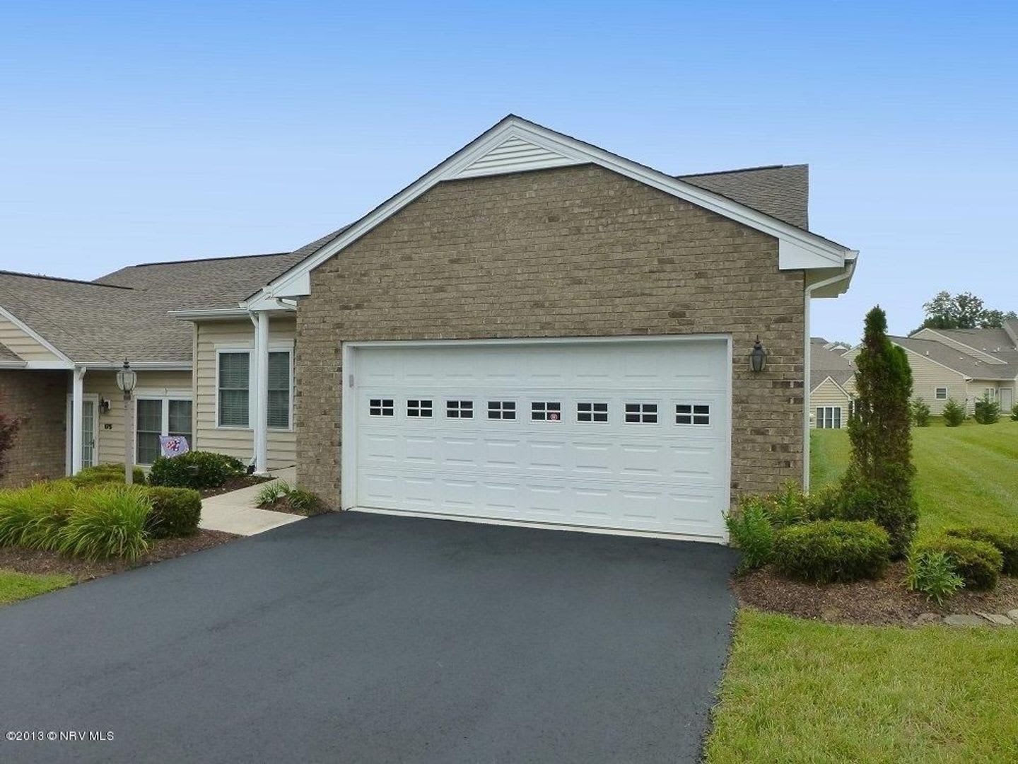 2 Bedroom 2 Bath Townhouse – photo 3