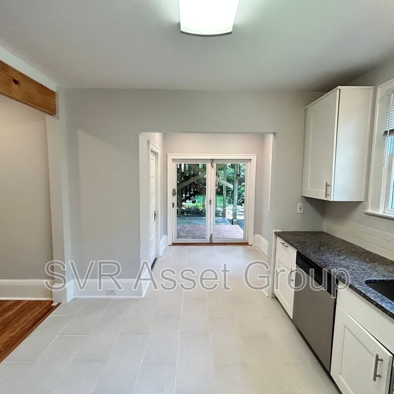 1758 Greenwood Ave – photo 5