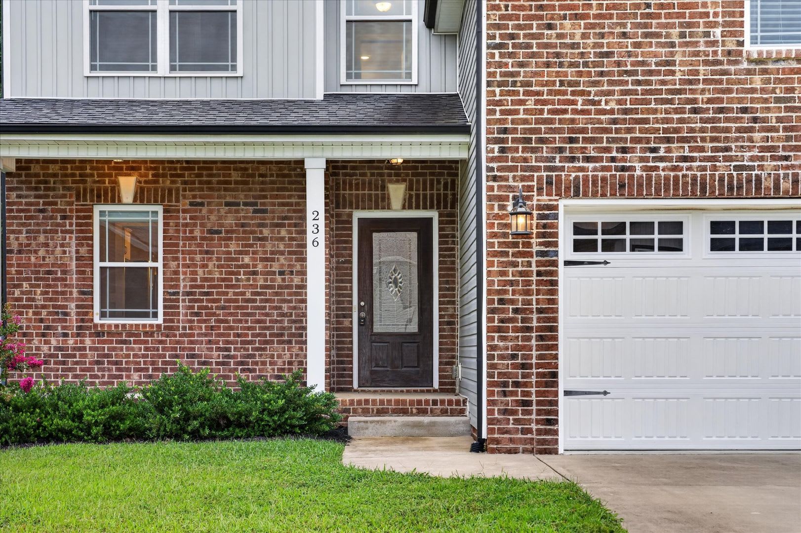 Pet Friendly Three Bedroom with Bonus in Sango! – photo 4