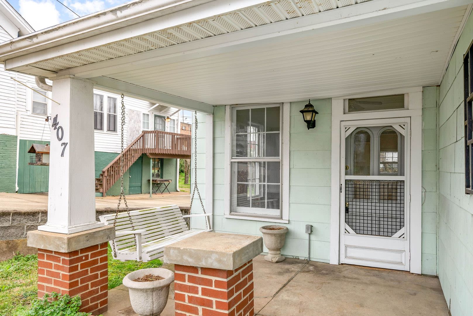 Cozy 2 Bedroom Downtown Home Available – photo 2