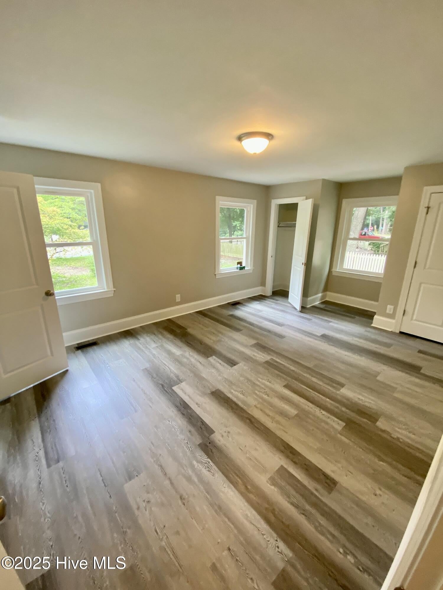 1910 E 9th Street – photo 4