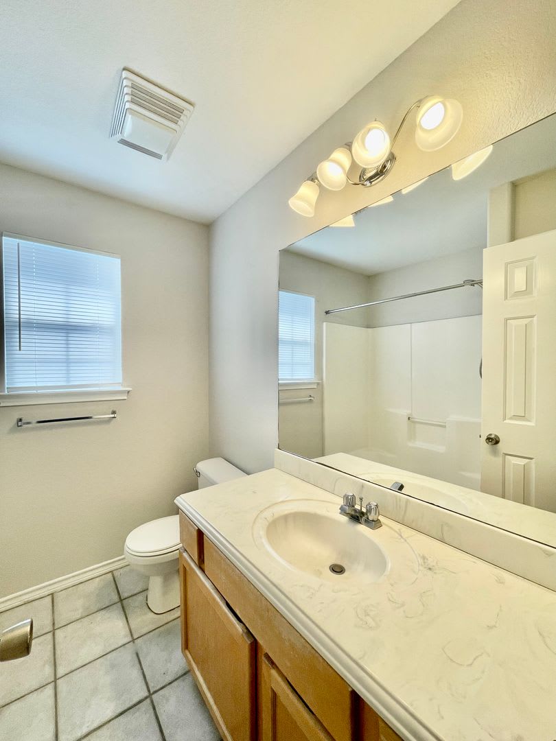 Spacious 3 Bedroom with a Fenced Yard and 2 Car Garage! – photo 5