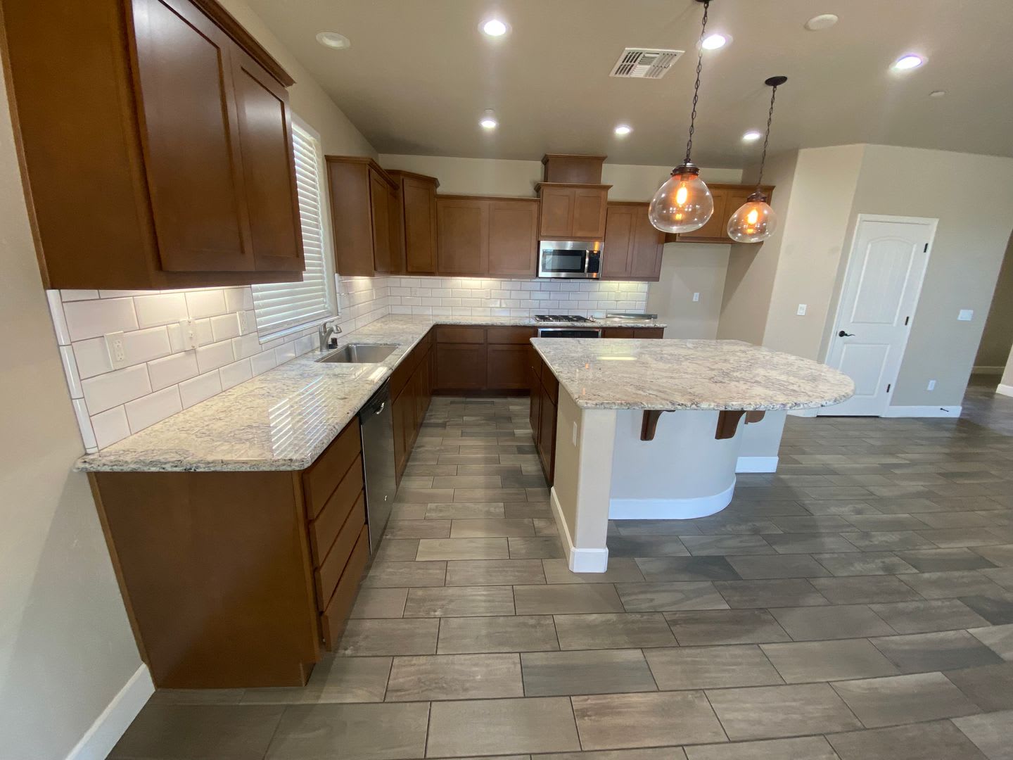 Don't miss this newer 4 bedroom home in northwest Hanford.... – photo 5