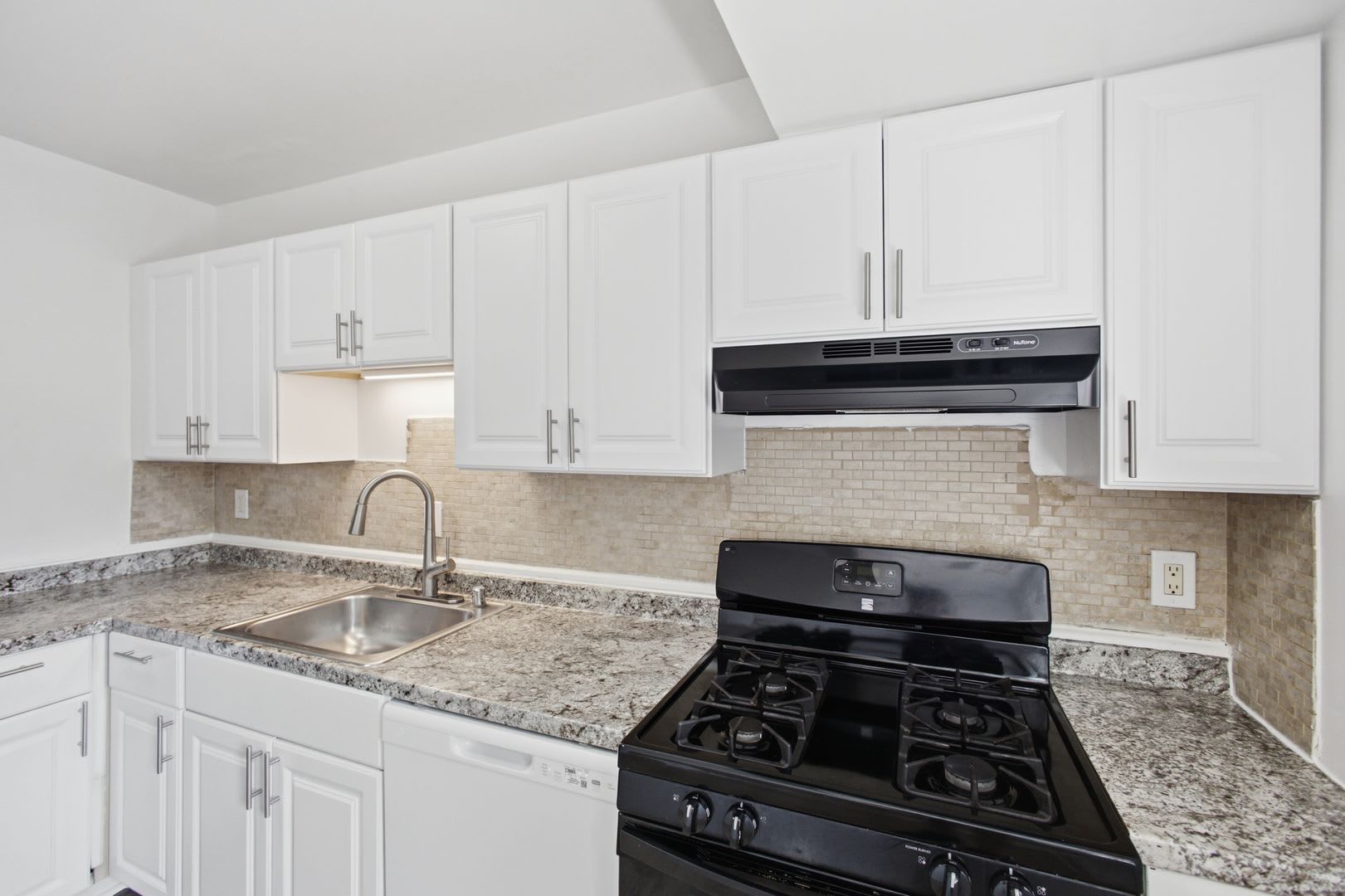 Inviting 1 BR/1 BA Apartment in Montgomery Village! – photo 2
