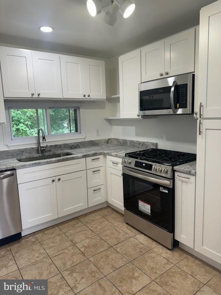 319 RUNNYMEDE Avenue – photo 1