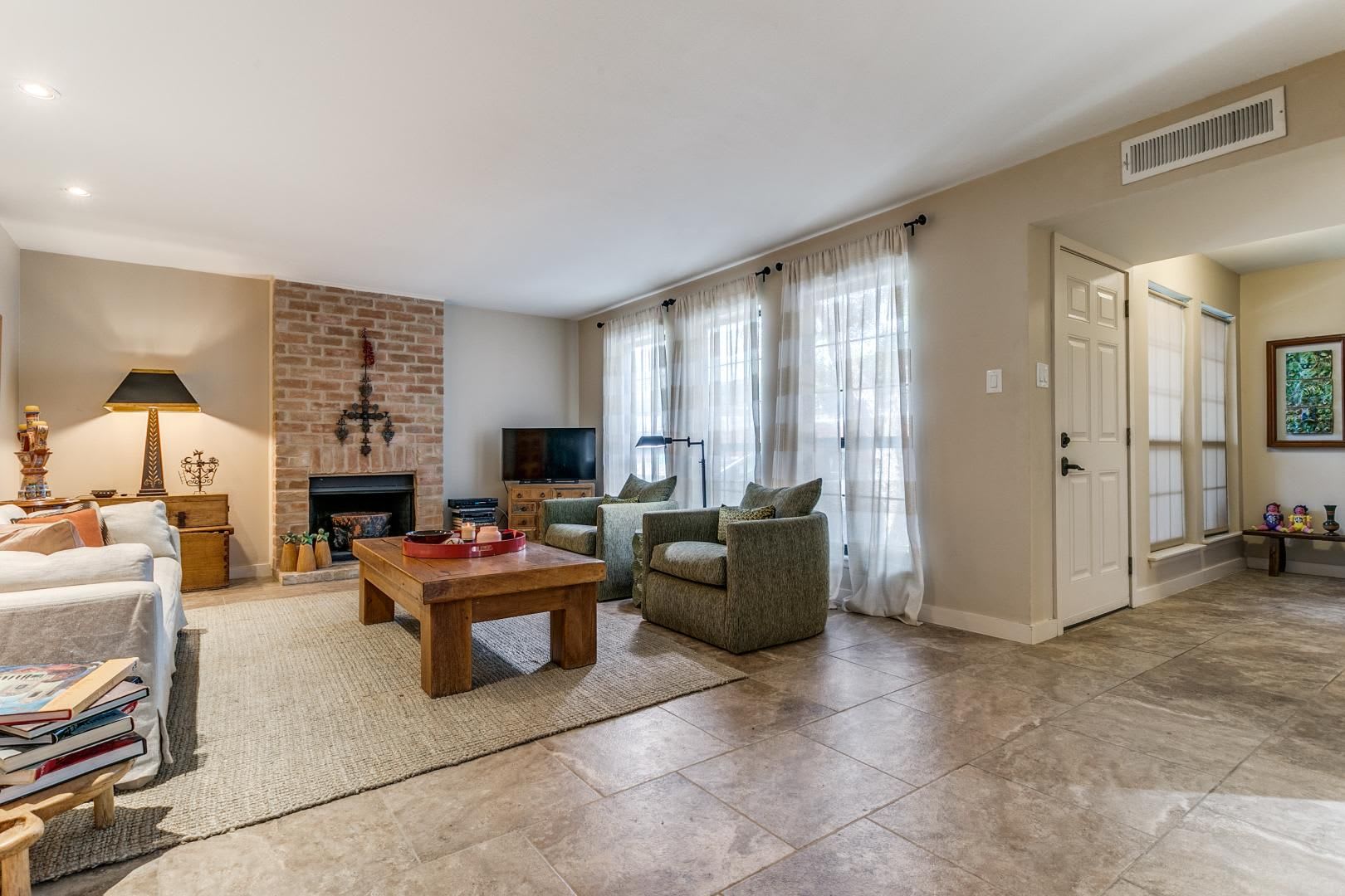 Lovely Corner Condo In A Gated Community In Prime San Antonio Location – photo 3