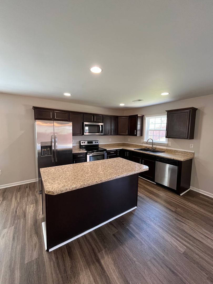 3 BR 2 1/2 Bath, Just a Short Distance to Swamp Rabbit and Downtown Greenville! – photo 3