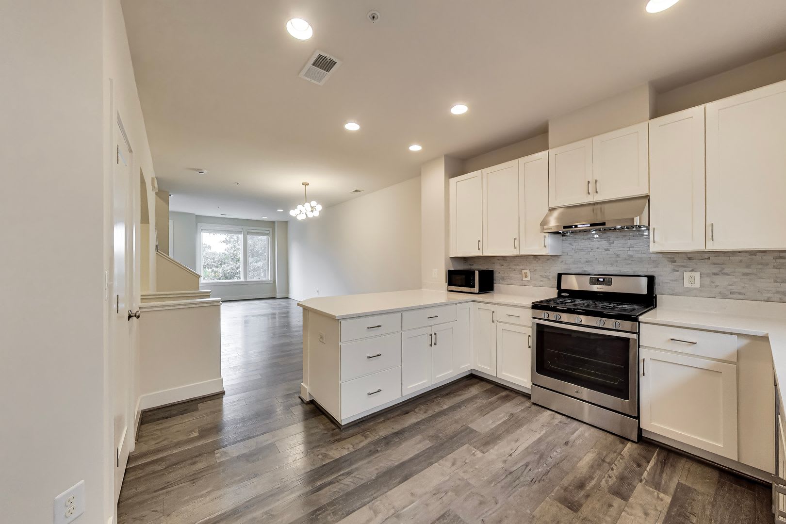 3 bed + 3.5 BA Beautiful "near new" TH w/ Roof Top Deck – photo 3