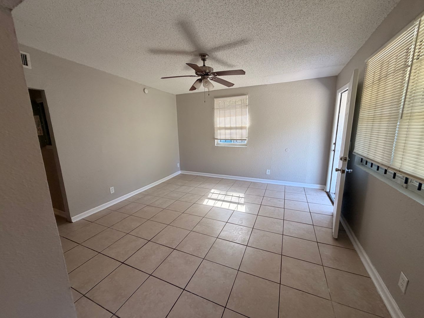 Spacious Updated 3 1 With Bonus Room And Large Utility Room – photo 2