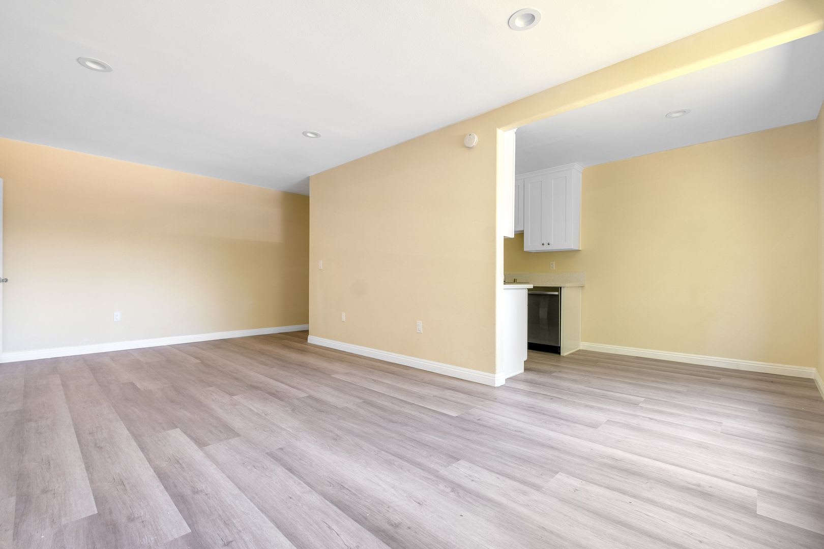 A large one-bedroom unit in a peaceful courtyard style apartment is now available! – photo 5