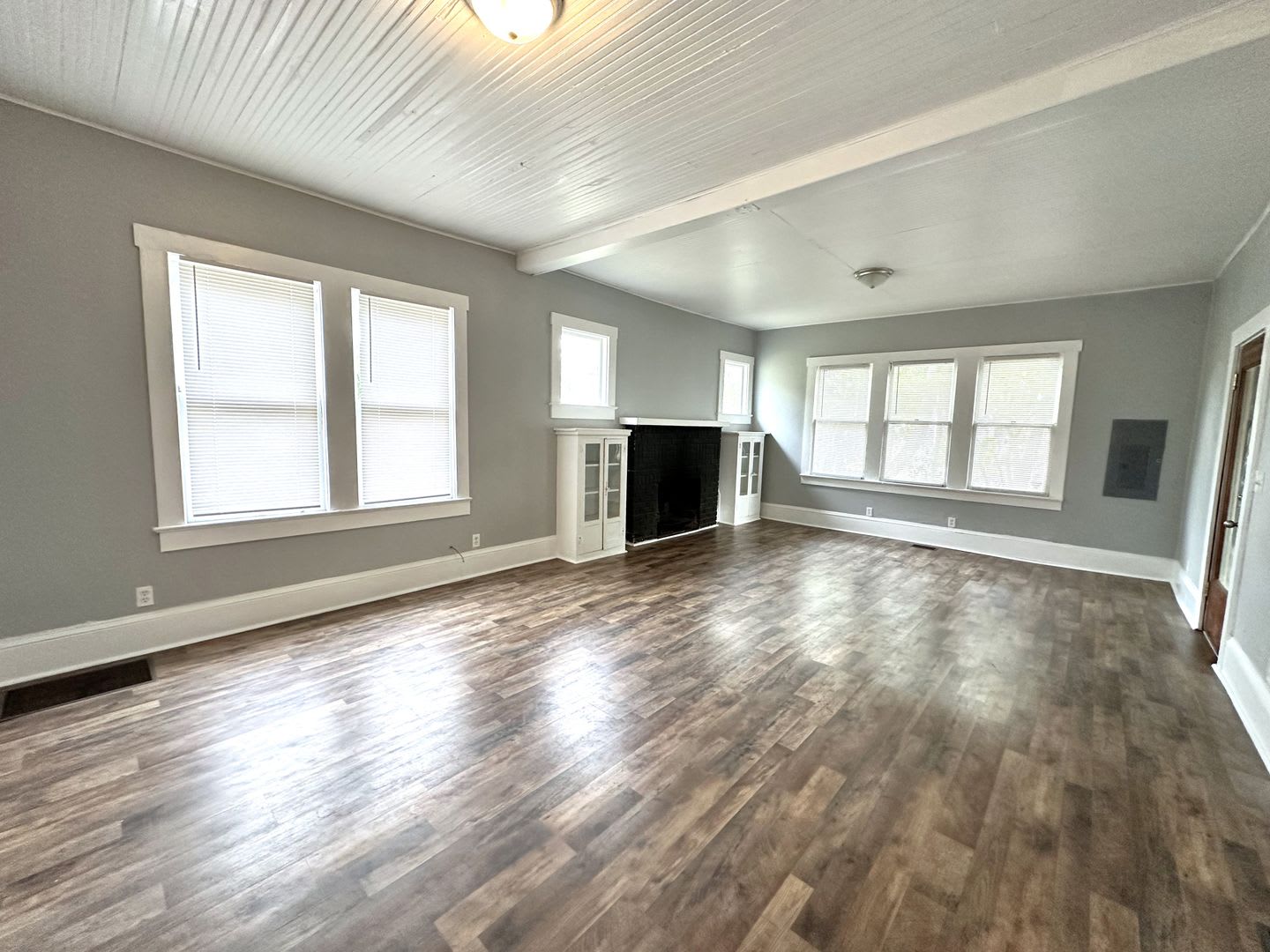 FIRST MONTH RENT FREE! 2/1 HOME IN DOWNTOWN RIVER DISTRICT! – photo 5