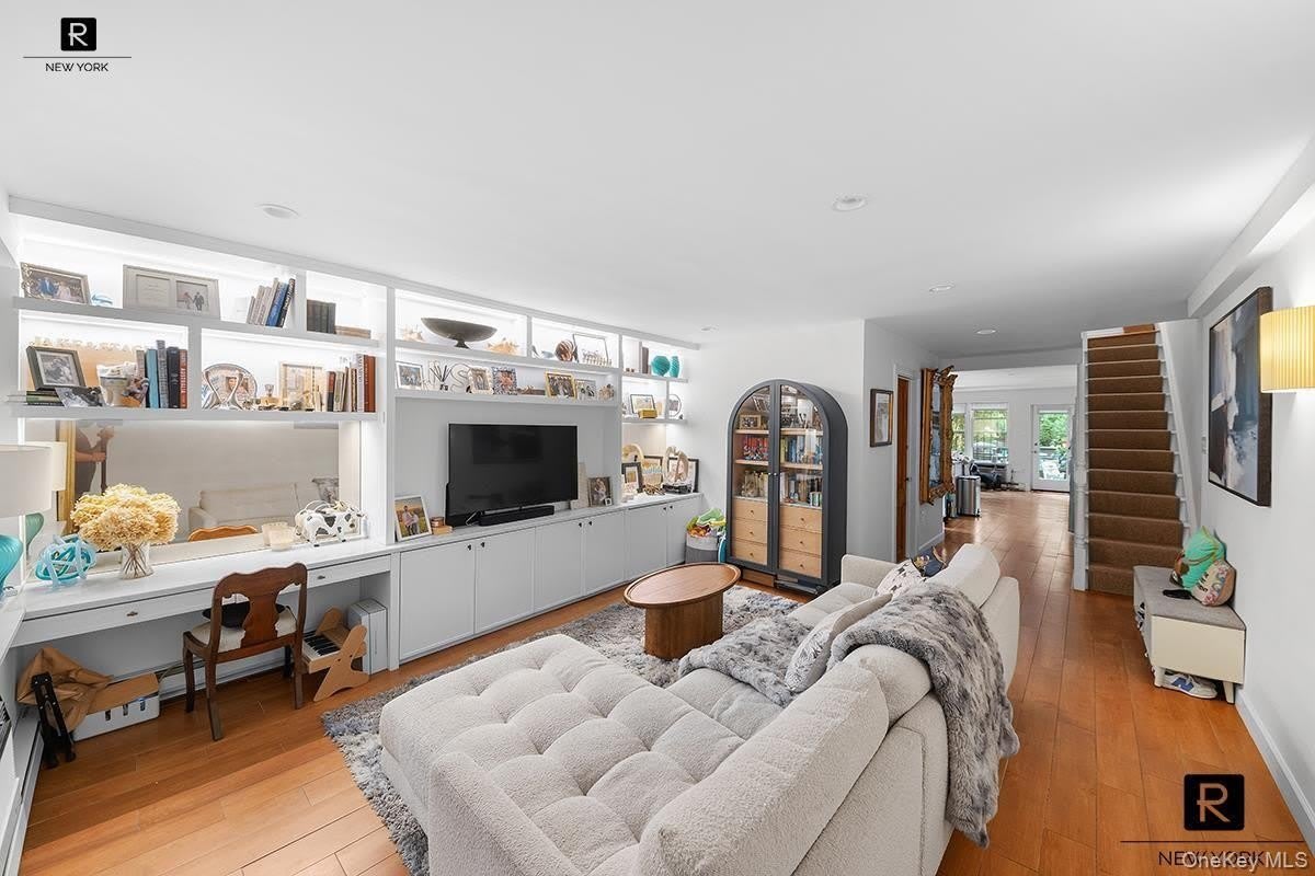 487 W 22nd Street – photo 3
