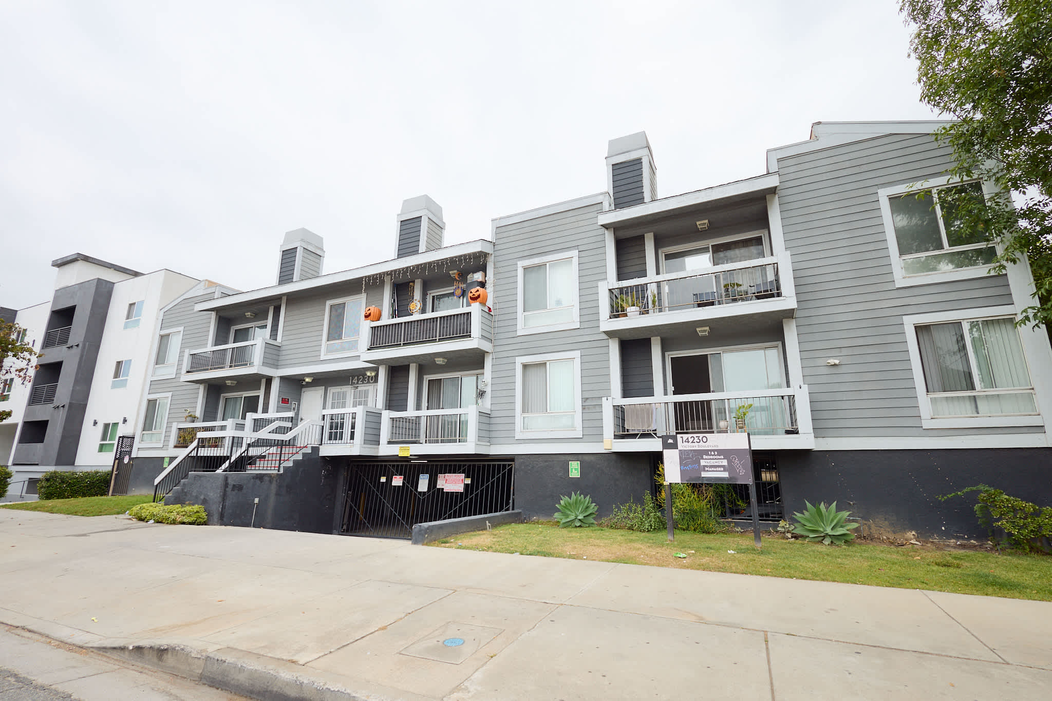14230 Victory Blvd. – photo 2