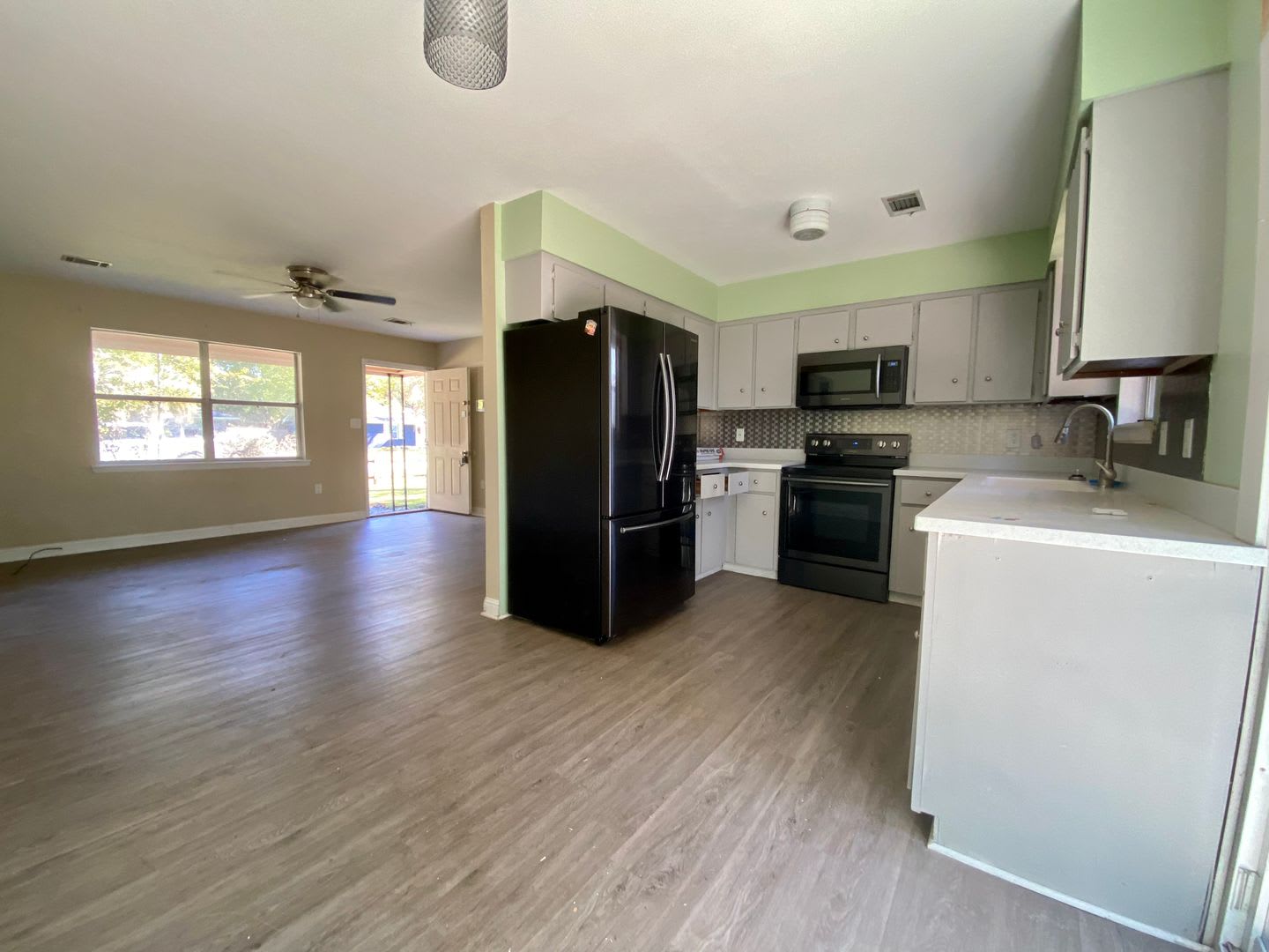 AVAILABLE NOW! (Pet Friendly) – photo 4