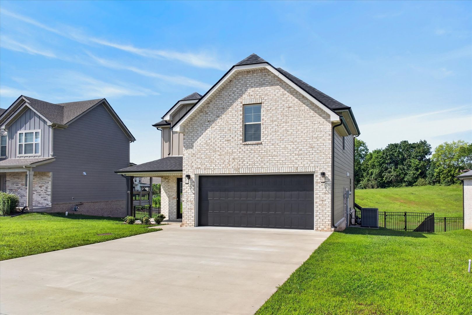 Pet Friendly Three Bedroom with Bonus! – photo 3