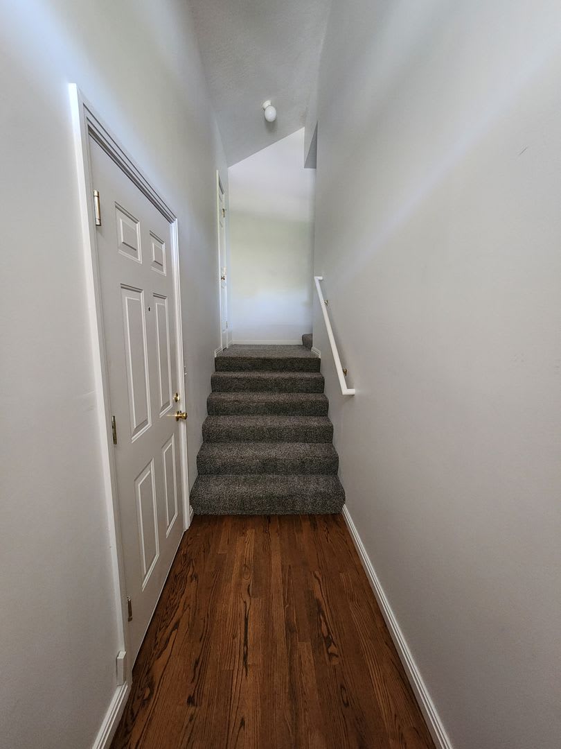 Aves Stunning 2 bd 2 bath Condo! Vaulted Ceilings! Garage! – photo 5