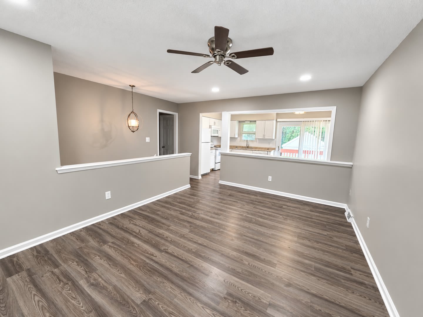 Spacious Split Level Duplex In Independence – photo 4