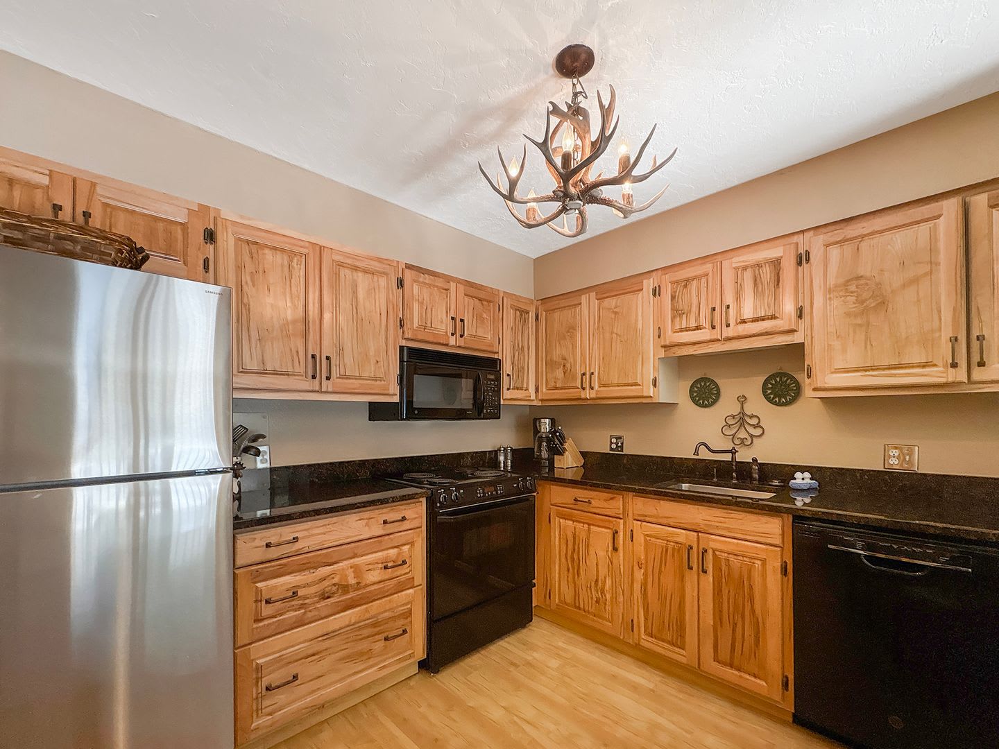 Winter rental 5-6 month lease! Hot tub! Walk to town! Garage parking! – photo 3