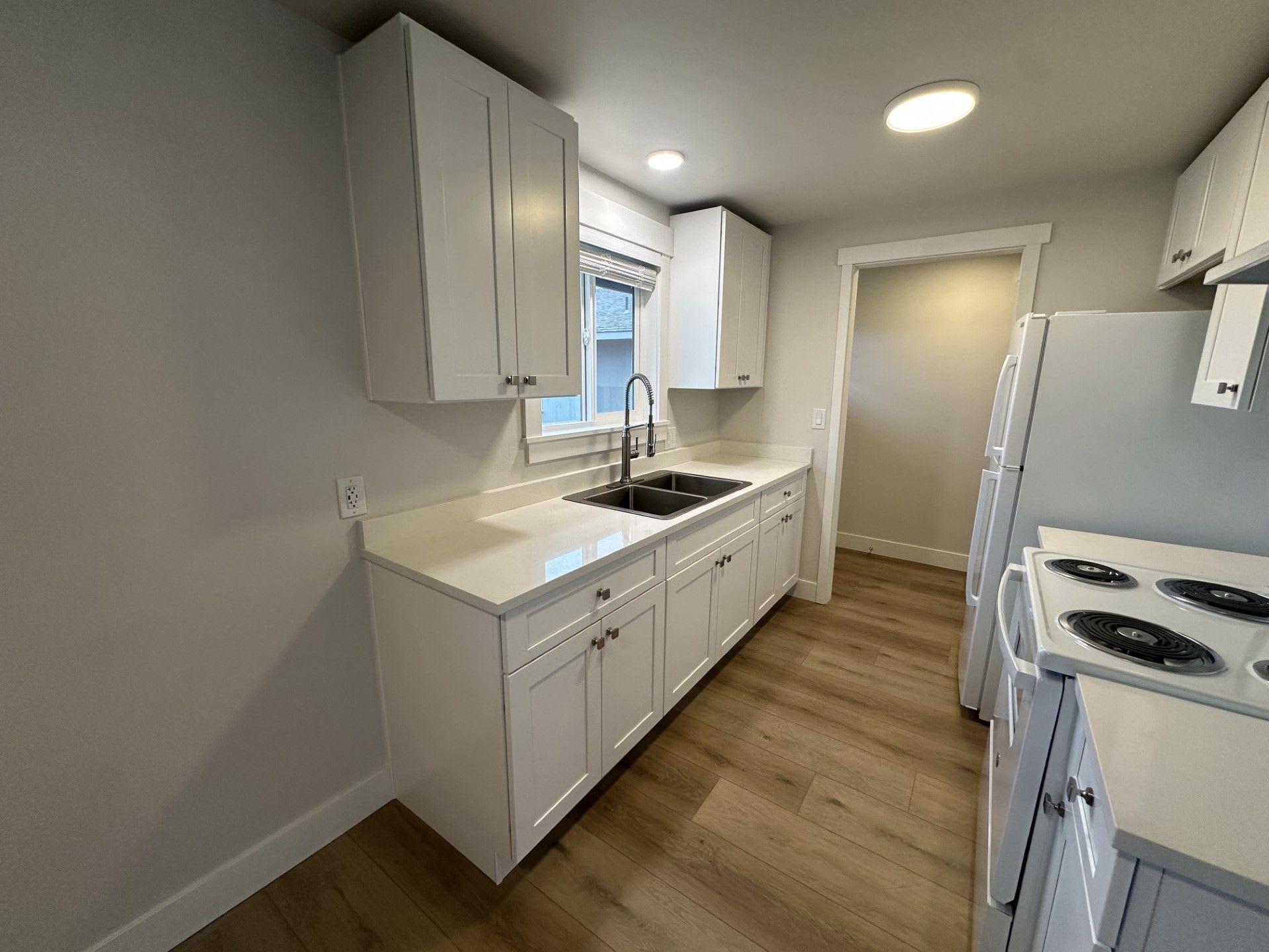 Fully Remodeled 2 Bedroom 1 Bath Units – photo 3